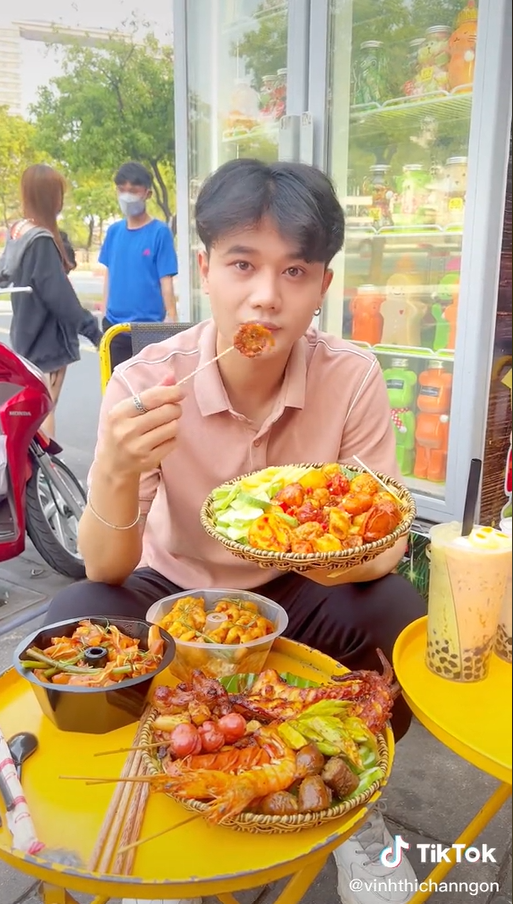KOC Marketing - @vinhthichanngon specializes in food reviews